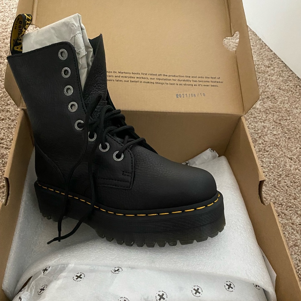 BWT Black Pebbled leather Doc Martens Jaden III